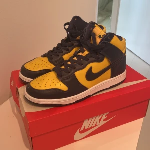 NIKE DUNK HIGH MICHIGAN - Nike dunk high michigan, knappt använda. Jättebra skick. Knappt creases