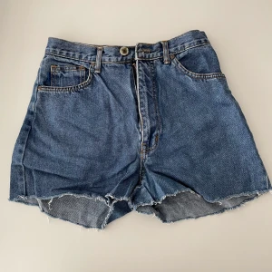 Korta avklippta jeansshorts - Otroligt sexiga jeanshorts som min kille inte diggar mig i längre. Lyckligt lottad du som får dem! Gott skick! 