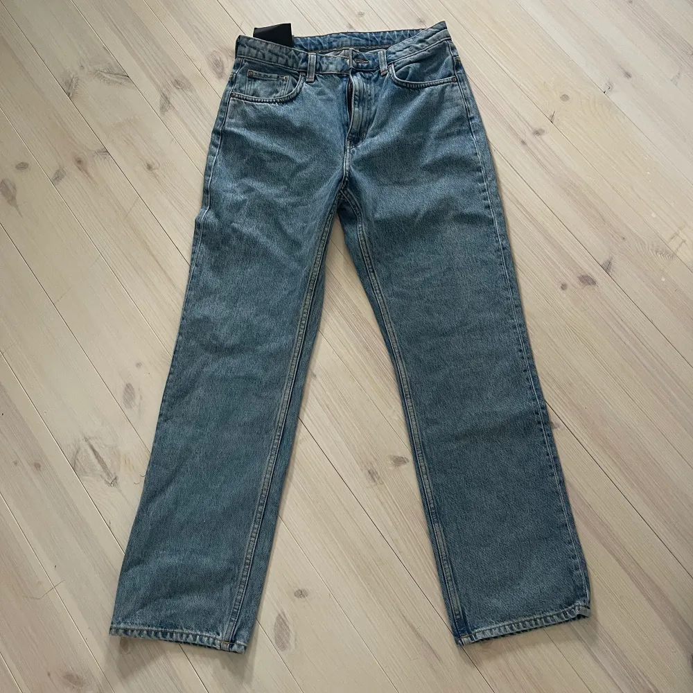 Blå raka highwaist jeans från weekday, aldrig använda storlek 29/30 för små för mig är som en S i storlek.. Jeans & Byxor.