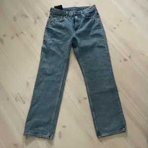 Blå raka highwaist jeans från weekday, aldrig använda storlek 29/30 för små för mig är som en S i storlek.