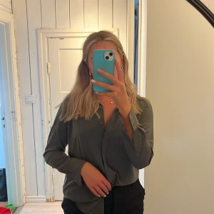 Skjorta i satin - Grön satinskjorta från hm i storlek s