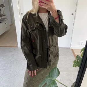 Overshirt - Jättesnygg ”overshirt” med coola detaljer.  Aldrig använd, köptes för några år sedan på HM. 