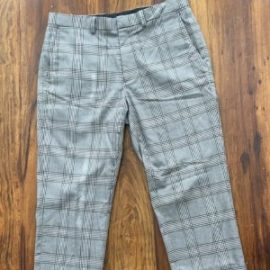 Rutiga kostym byxor herr  - Rutiga kostym byxor i bra skick, säljes eftersom dom inte passar mig 🌟 Hör gärna av dig vid intresse. 🌟