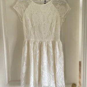 Klänning - Söt klänning från H&M perfekt till skolavslutningen. Storlek 40, men är liten i storleken. Vit/cream-färgad med dragkedja i ryggen. 