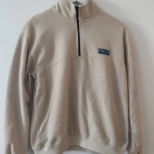 Junkyard Quarter-Zip - En beige quarter-zip från junkyard. Bra skick. Storlek S och passar perfekt.