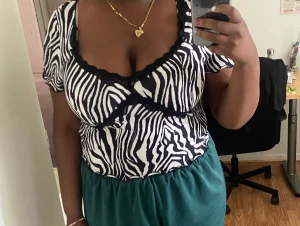 Zebra randig topp - Fin zebra randig topp. Passar bra till en night out eller fest. Har ingen spets på baksidan.
