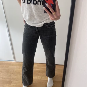 arrow low - Jeans från weekday i modellen arrow low. Använda enstaka gång bara då de är för korta för mig. Nypris 590.