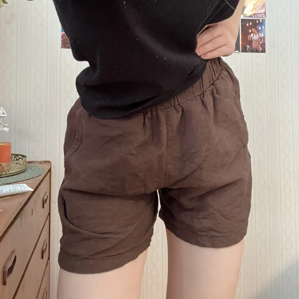 Bruna shorts i linne från Lindex. Aldrig använda. Lite längre, en bit ner på låret. Men absolut inte jättelånga 🫶Str xs.  100+frakt 💘💕💓. Shorts.