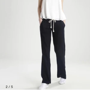 Roxy byxor  - Jag säljer mina Roxy byxor då de inte kommer till användning längre. Köptes förra året och använt sparsamt. Inga slitningar eller så