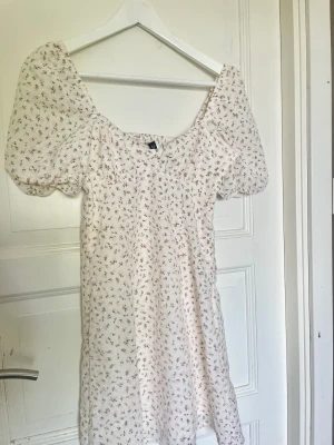 klänning - En supergullig klänning ifrån h&m, säljer för den har blivit för liten för mig. inga defekter på den alls, är som ny!💕