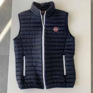 Colmar Väst - Tja! Säljer nu min asfeta väst från Colmar! Köpt på Kidsbrandstore för några år sedan. Storlek: 14Y/XS. Skick 9/10, bara lite färg har gått bort från dragkedjorna(skriv för bild). Nypris: 2000kr. Mitt pris: 1000kr. Kontakta mig för fler bilder eller info!