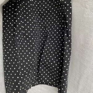 Söt vintage kjol - En vintage prickig kjok från HM när det kallades Hennes. Står storlek 42 men passar en 36-38. Strechigt tyg