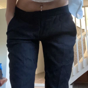 Lågmidjade kostymbyxor  - Säljer dessa lågmidjade kostymbyxor från zara i storlek xs passar absolut s också💕