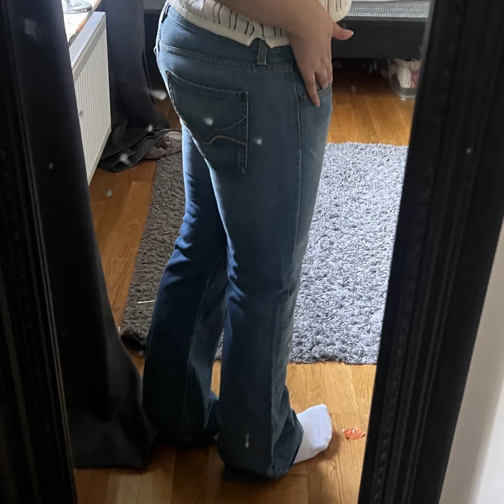 så snygga jeans som tyväär är för små!! midjemått:41 innerbenslängd: 78. Jeans & Byxor.