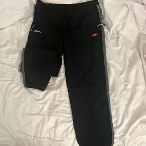 Ellesse byxor - TRYCK INTE PÅ KÖP NU. ‼️‼️‼️ Ellesse byxor som är fina och sköna ifall man vill träna i dem. Dem är L men passar också M. 