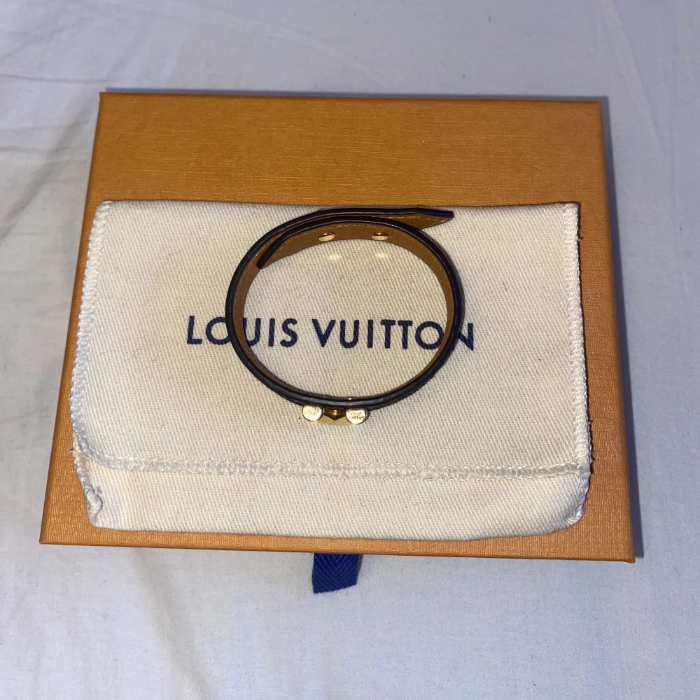 Använt armband (Essential V bracelet) från LV. Ni får såklart med boxen och lilla dustväskan. STORLEK 17. Accessoarer.