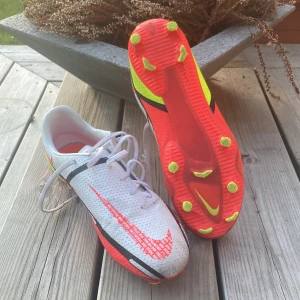 Nike Phantom fotbollssko - Använda max 10ggr av sonen som var 11 år. Riktigt fint skick. Nypris vad 1399 sek