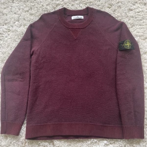 Stone Island Stickad sweater - Stone Island sweater i Ull Fin Burgundy Röd färg Storlek M