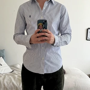 Blåvit Ralph Lauren Skjorta - Säljer min Ralph Lauren skjorta som jag endast använt ett fåtal gånger. Skjortan är en slimfit model i strl S och passar mig som är 178.