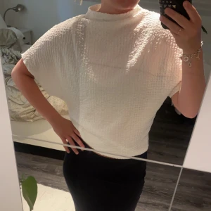 Zara tshirt  - Säljer denna super fina tröja från Zara! Använd fåtal gånger så den är i nyskick!