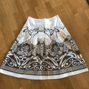 Lång kjol - En lång kjol som jag inte vet storleken på men den är 38,5 cm rakt över vid midjan 🤍🤎 Innertyget är väldigt trasigt och slitet men det är inget som syns när man har på sig den☺️