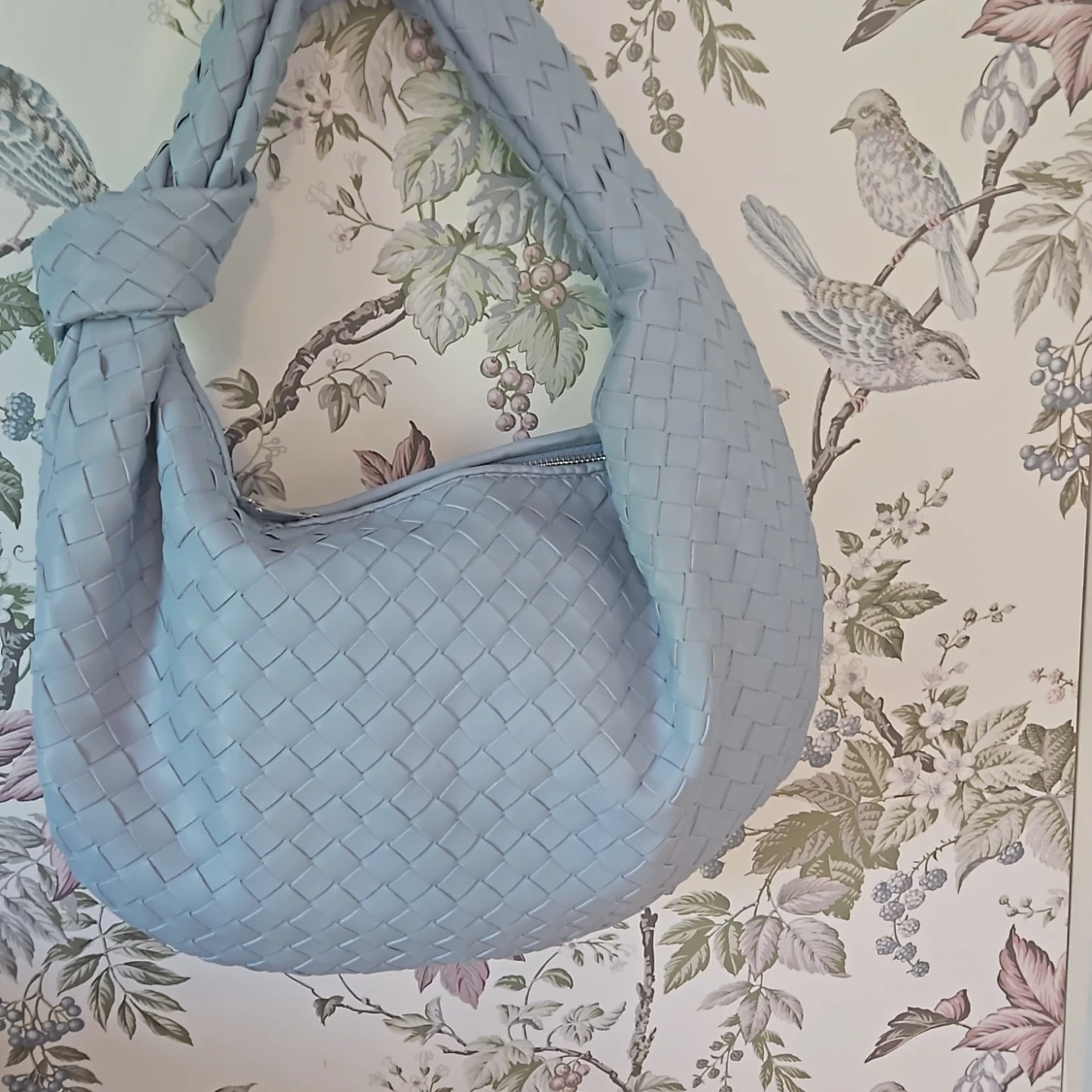 Ljusblå, vegansk Bottega Veneta-liknande handväska - 90