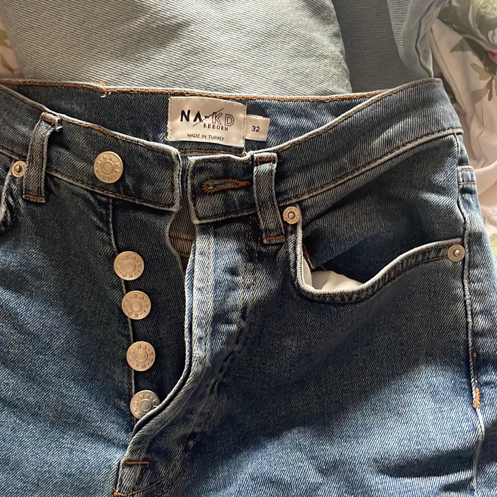 Högmidjade jeans från NA-KD, nästan aldrig använda för dem är för små, nypris 499, säljer för 250. Jeans & Byxor.