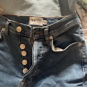 Högmidjade jeans från NA-KD, nästan aldrig använda för dem är för små, nypris 499, säljer för 250