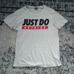 Just do nothing t-shirt. Ljusgrå. Grå.  Regular fit. S.