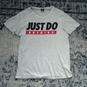 Just do nothing t-shirt  - Just do nothing t-shirt. Ljusgrå. Grå.  Regular fit. S.