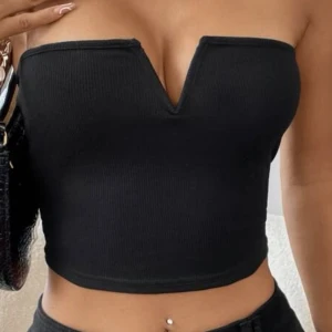 Topp - Extremt fin tröja att använda till vardags och fest, men gillar inte hur den sitter på mig och kommer därför inte till någon användning. Det lilla v:et är i ett hårdare material och det är en lite silikon remsa på toppen så den inte åker av😁