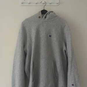 Champion hoodie - Säljer min super fina hoodie från Champion. Storlek L men fungerar som S,M, beroende på hur man vill att den ska sitta. Köpt second hand och knappt använd. ❤️
