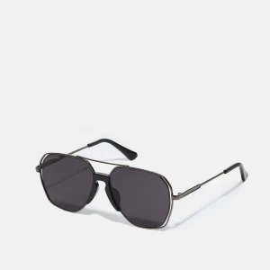 Svarta Aviator Solglasögon - Svarta solglasögon i modellen ”aviator”. Aldrig använda.❤️