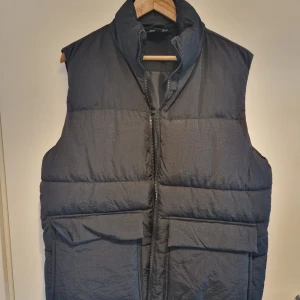 Svart täckväst - Snygg svart täckväst, herrmodell. Endast provad. Storlek S. Köpt på lager157 