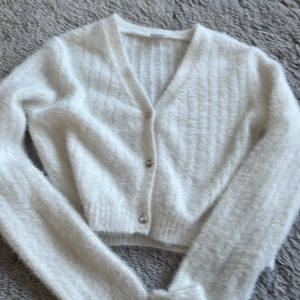 Fin Lindex tröja - Jättefin stickad kofta/tröja från Lindex. Köptes i vintras