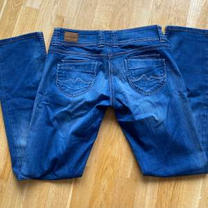 Säljer dessa lågmidjade bootcut  pepe jeans köpta på sellpy💗säljer då de var förstora! De är i ett mycket bra skick☺️