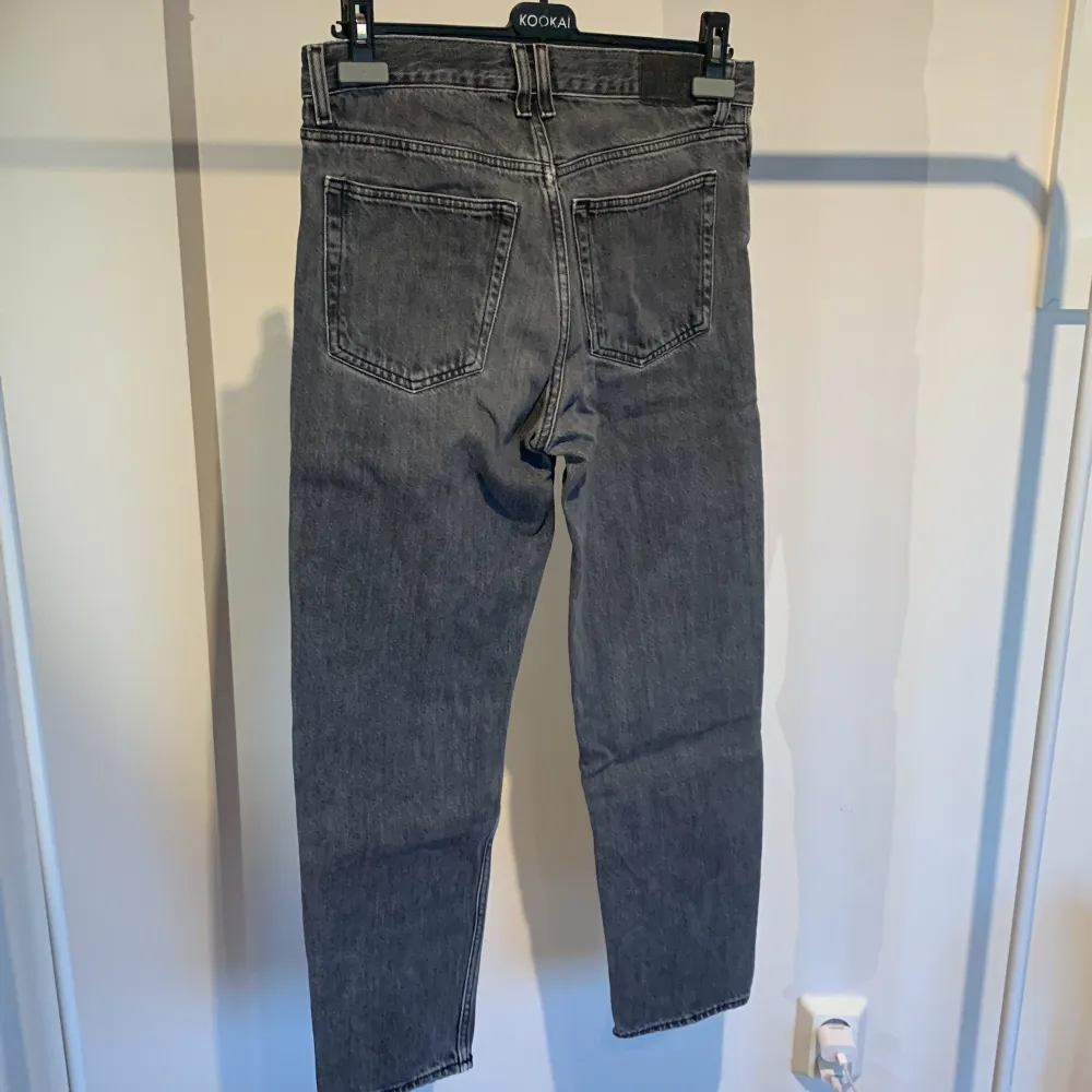 Snygga Weekday Barrel jeans i sjukt snygg svart/grå färg. Säljer då de är för små. Skriv för fler bilder. Jeans & Byxor.