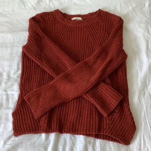 Orange/brun tröja - Jätteskön orange/brun tröja från h&m. Storlek saknas men skulle säga att den passar någon som har XS/S💘💘 