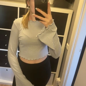 Tröja från NaKd - Blå ribbad tröja från NaKd med vida ärmar. Bra skick. Köparen står för frakten💗💗