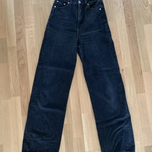 Svarta Levi’s jeans  - Väldigt bekväma byxor. I helt okej skick, lite slitningar på märket där bak men annars i väldigt fint skick.  Modellen är lång i benen och väldigt stretchiga.  