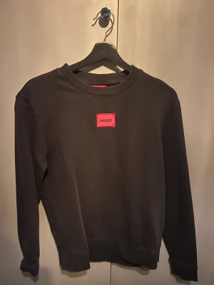 Hugo Tröja - Endast testad ej använd. Inköpt på Johnells. Storlek Small.  Pris kan diskuteras. Hör av er ni har frågor eller vill ha fler bilder :) 