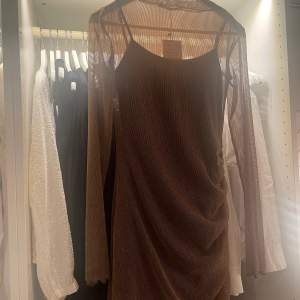 Klänning från zara i mesh med tillhörande sidenklänning. Aldrig använd. Storlek Xs men är ganska stor i storleken. Säljer för 100kr + frakt. 