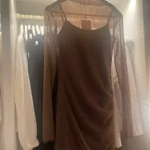 Klänning från zara i mesh med tillhörande sidenklänning. Aldrig använd. Storlek Xs men är ganska stor i storleken. Säljer för 100kr + frakt. 