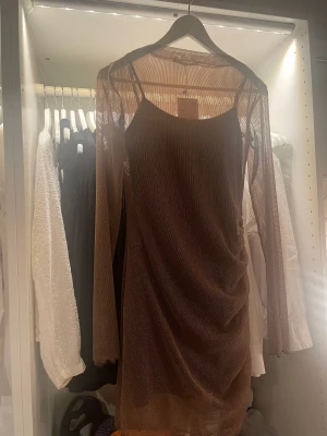 Klänning från zara - Klänning från zara i mesh med tillhörande sidenklänning. Aldrig använd. Storlek Xs men är ganska stor i storleken. Säljer för 100kr + frakt. 