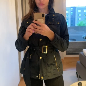 Barbour international jacka - Strl.36 - Fin  Mörkblå tunn jacka med guld detaljer och skärp. Som ny. Storlek 36