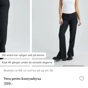 Kostymbyxor bikbok Vera  - Säljer vidare dessa kostymbyxor från bikbok i modellen Vera då dem var alldeles för små för mig. Är 160 och dem passar bra på mig i längden men är lite långa så 170 hade passat lika bra. Dem är i fullängd, alltså inte petite💞💕skriv för mer bilder på dem…
