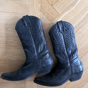 Svarta skinn cowboy boots - Så snygga äkta skinn stövlar gjorda i Spanien storlek 39