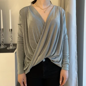 Blus - Använd 2 gånger. Strl XS, passar även en S.