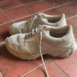 Axel arigato skor - Säljer dessa skor från axel arigato då jag inte använder dem längre. De har lite slitningar i och fram på sulan men det syns knappt när man har dem på sig. Köpta för 1899:)