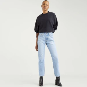 Levis 501 - Säljer nu mina fina Levis 501, då de inte används längre. Perfekt långa på mig som är 176. Köpta för 1249, Skriv för egna bilder/ bilder hur de ser ut på💕 (knappast använda någonting)